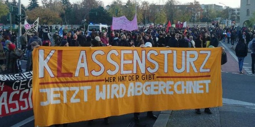 Almanya'da sol örgütlerin çağrısıyla hükümete karşı hayat pahalılığı protestosu