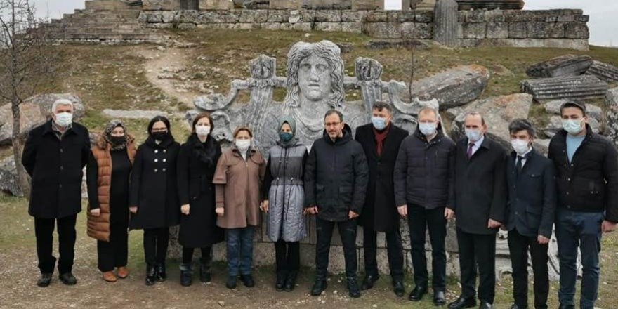 Bakan Kasapoğlu Aizanoi Antik Kenti'ni ziyaret etti