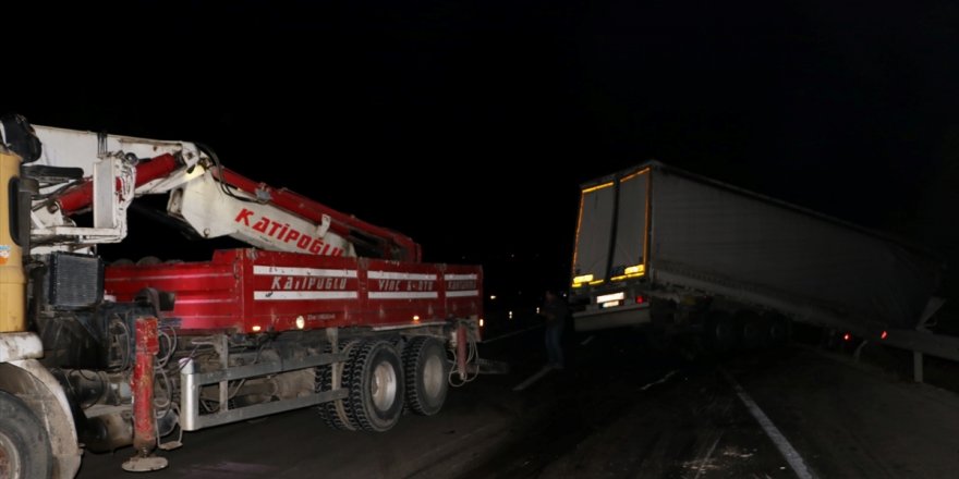 Afyonkarahisar'da tırla kamyonun çarpıştığı kazada 2 kişi yaralandı
