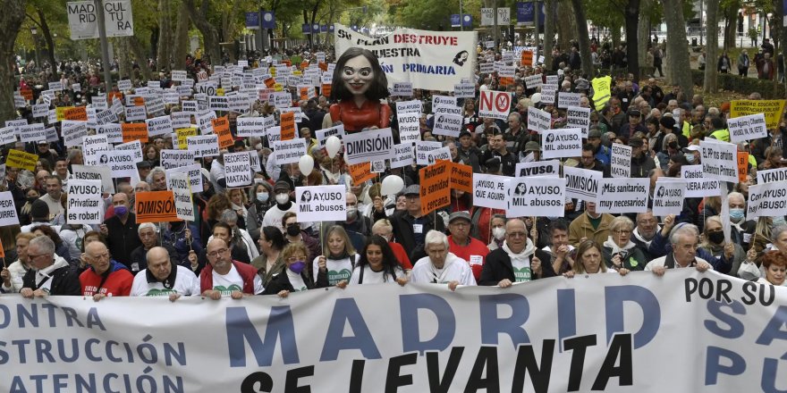 Madrid'de binlerce sağlık çalışanı gösteri yaptı