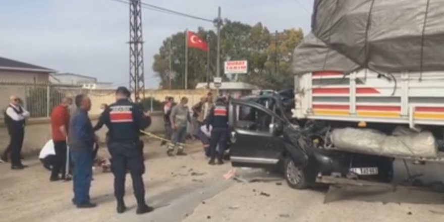 Tıra arkadan çarpan hafif ticari araç hurdaya döndü: 5 yaralı