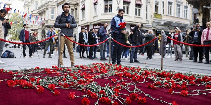 Beyoğlu'nda patlamanın yaşandığı yere karanfil bırakıldı