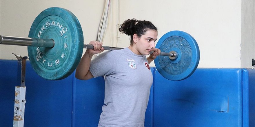 Milli halterci Sara Yenigün, sakatlıktan kurtulup 3 altın madalya kazandı
