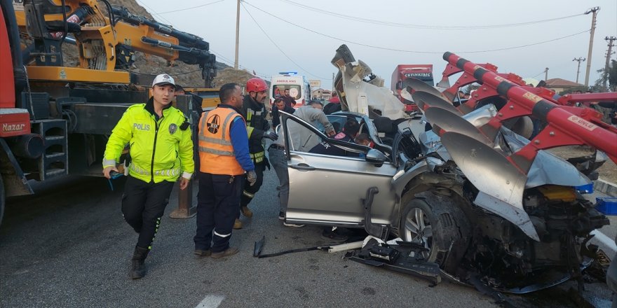 Manisa’da traktöre çarpan otomobildeki bir kişi öldü