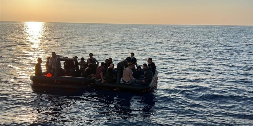 Muğla açıklarında 64 düzensiz göçmen kurtarıldı