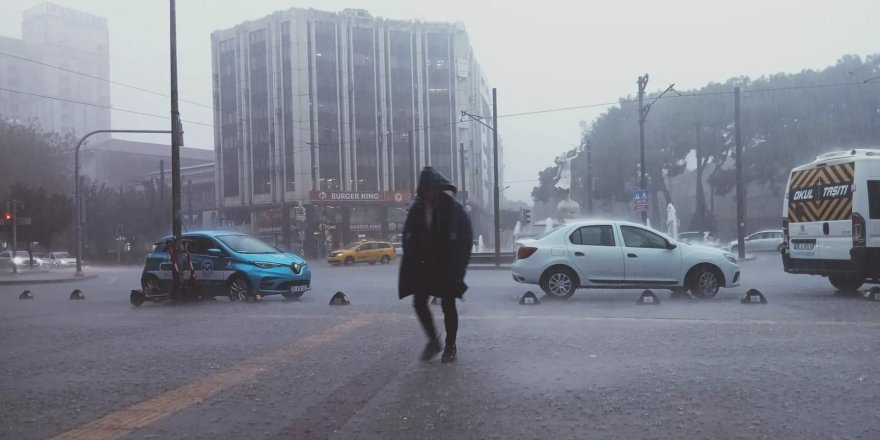 İzmir’de sağanak etkili oldu