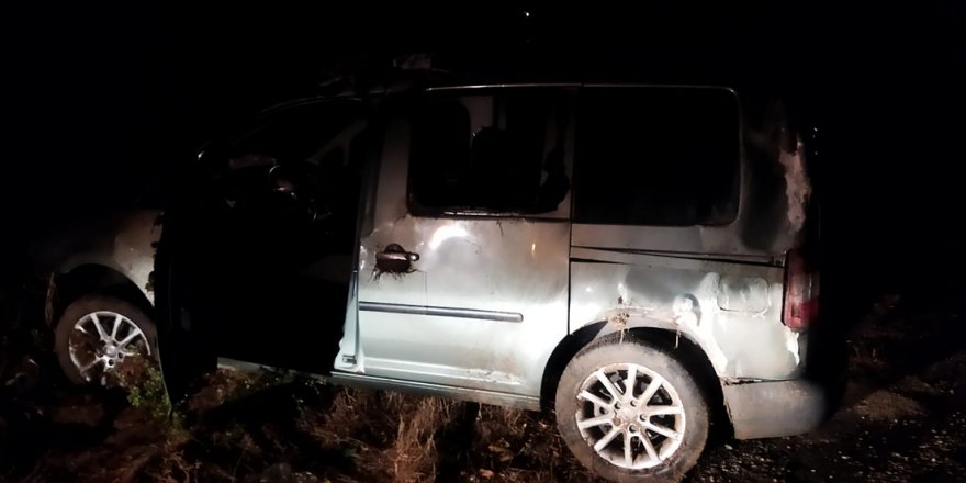 Manisa'da hafif ticari aracın takla atması sonucu 2 kişi yaralandı