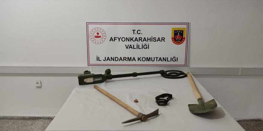 Afyonkarahisar'da kaçak kazı yapan 2 kişi suçüstü yakalandı