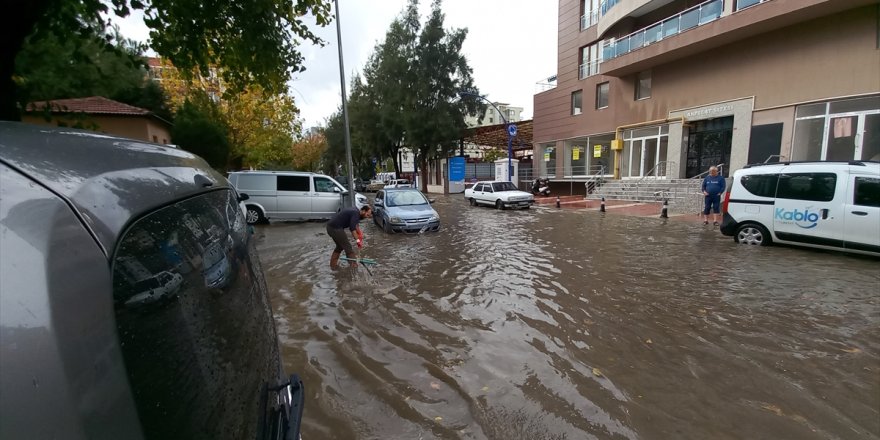 İzmir ve Manisa'da sağanak, taşkın ve su baskınlarına neden oldu