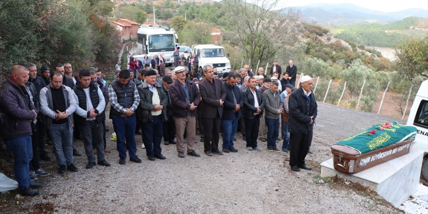 İzmir'de evinde boğularak öldürülen kadın son yolculuğuna uğurlandı