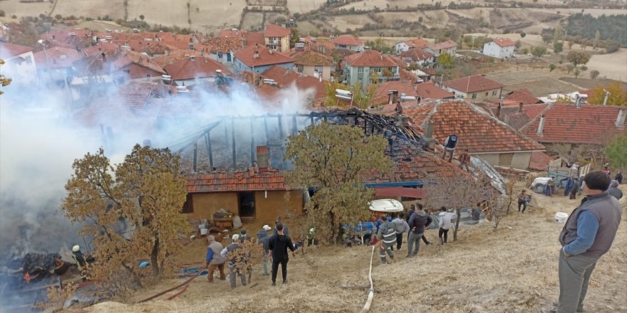 Kütahya'da yangında iki ev ile odunluk kullanılamaz hale geldi