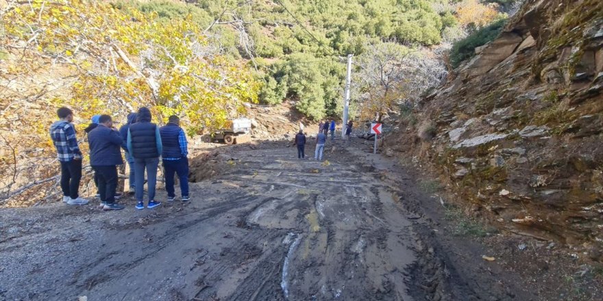 Tire'de toprak kayması sonucu kapanan köy yolunda çalışma yapıldı