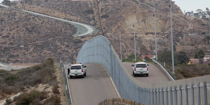 Meksika’dan ABD’ye kaçak olarak geçmeye çalışan göçmen, sınır duvarından düşerek öldü