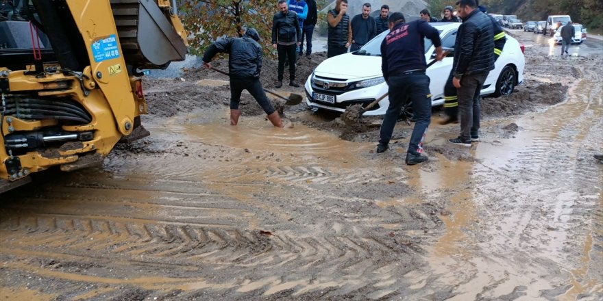 Aydın'da sağanak toprak kaymasına neden oldu