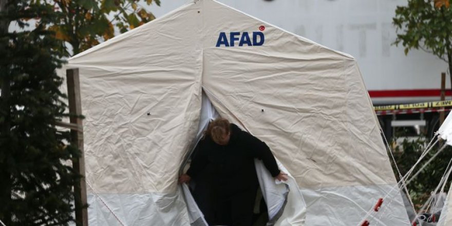 Düzce'de evlere giremeyen vatandaşlar geceyi çadırlarda geçirdi