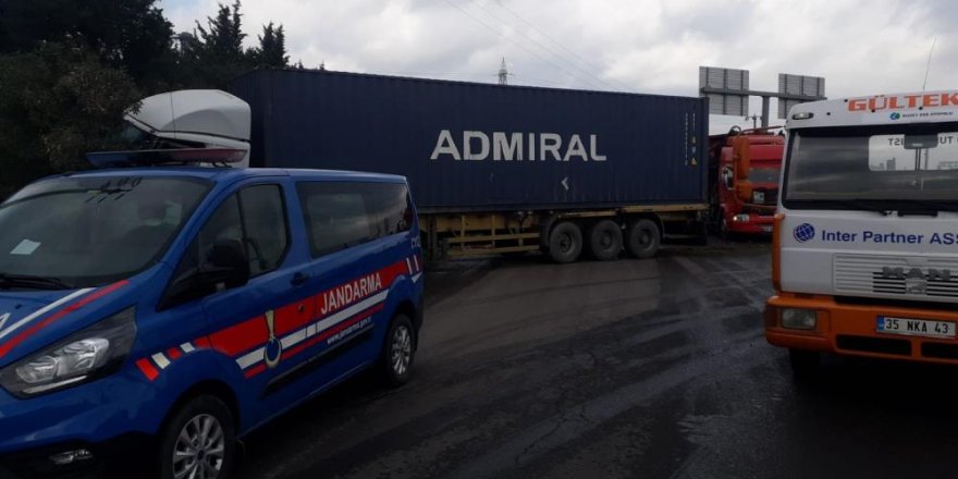 İzmir'de faciadan dönüldü: İki tır ile kamyon çarpıştı