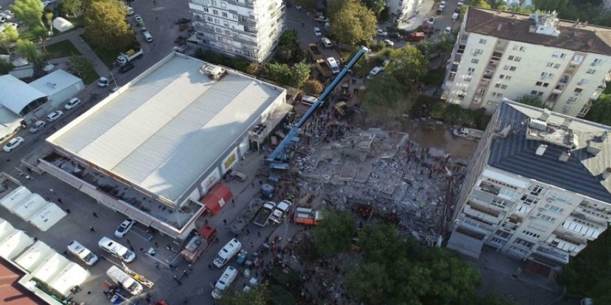 İzmir'deki depremde yıkılan Doğanlar Apartmanı davasının sanıkları hakim karşısında