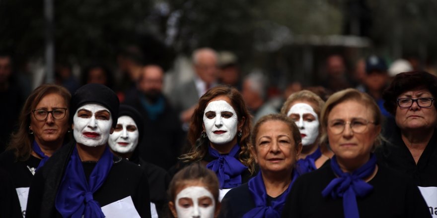 Aydın'da kadınlardan şiddete karşı "sessiz çığlık" gösterisi