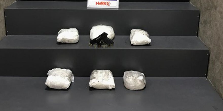 İzmir'de bir aracın yedek lastiğinde 6 kilo 465 gram uyuşturucu ele geçirildi
