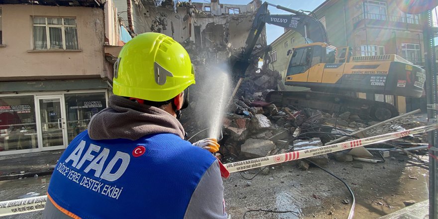 Düzce'de tahliye işlemleri biten binalarda yıkım çalışmaları sürüyor