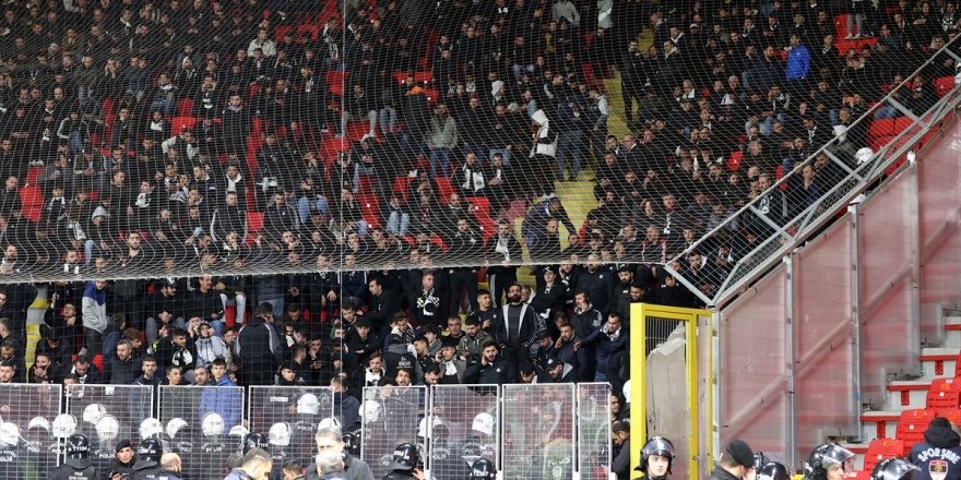 İzmir'deki derbi maçta yabancı maddeleri stada sokanlar tespit edildi