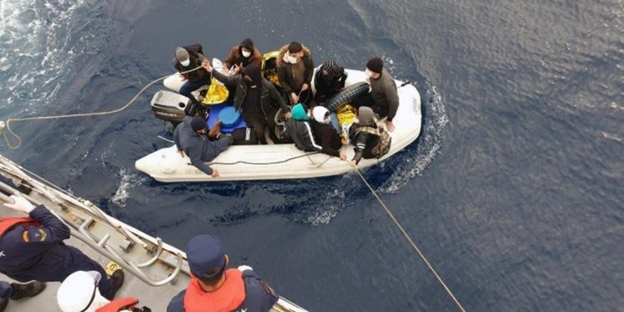 Yunanlılar 11 göçmeni lastik botla geri gönderdi