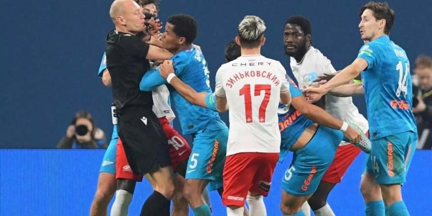 Rusya Kupası maçında saha karıştı: Zenit-Spartak maçında 6 kırmızı kart gösterildi
