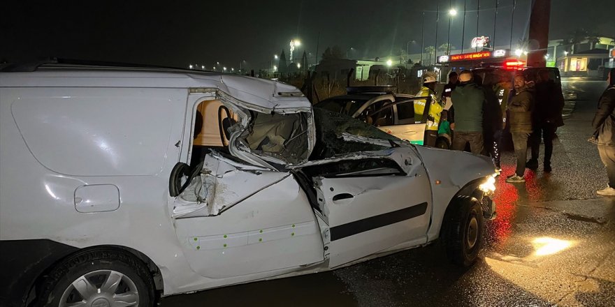 İzmir'de zincirleme trafik kazasında 3 kişi yaralandı