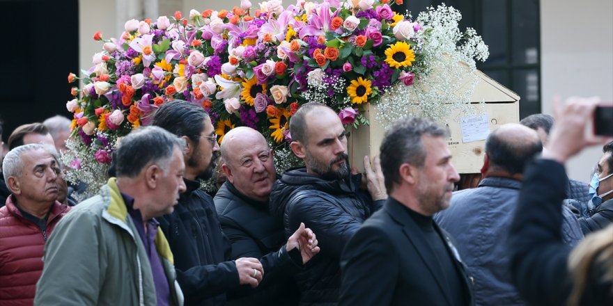 Şarkıcı Sıla Gençoğlu'nun babası İzmir'de son yolculuğuna uğurlandı