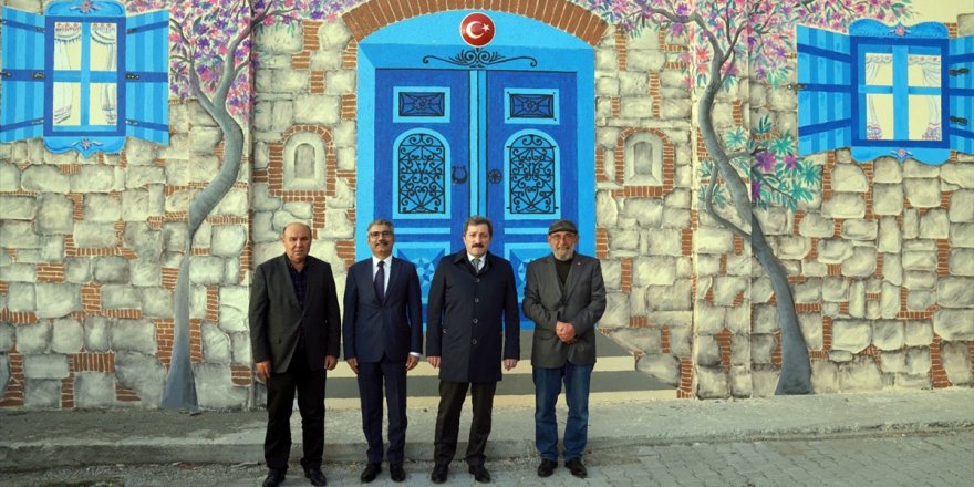 Ressam Ali Rıza Başarır, Seydikemer'de sokakları renklendiriyor