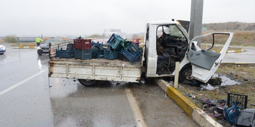 Manisa'da trafik levhasına çarpan kamyonetteki 2 kişi yaralandı