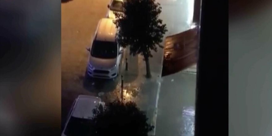Avcılar'da yağış nedeniyle bazı dükkanları su bastı