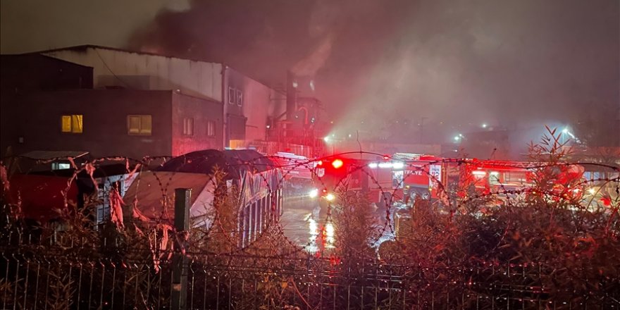 Kocaeli’de bir fabrikada çıkan yangına ekiplerce müdahale ediliyor