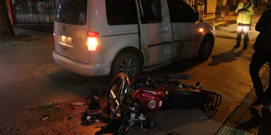 Manisa'da otomobile çarpan motosiklet sürücüsü yaralandı