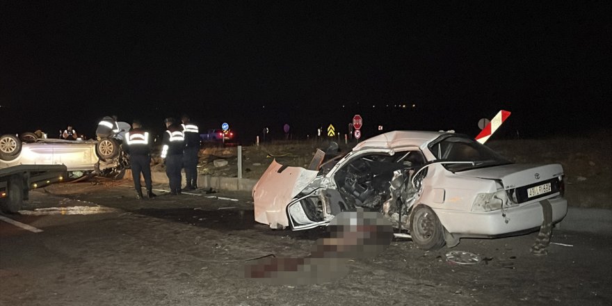 Kütahya'da iki otomobilin çarpıştığı kazada 1 kişi öldü, 2 kişi yaralandı