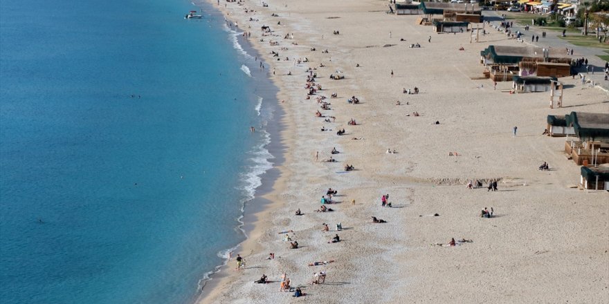 Fethiye ve Marmaris'te güneşli hava sahilleri hareketlendirdi