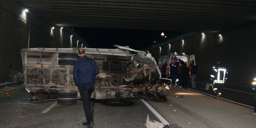 Manisa'da kamyonet ile minibüs çarpıştı, 4 kişi yaralandı