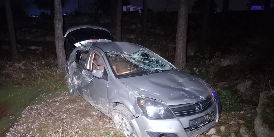 Şehzadeler'de devrilen otomobildeki 2 kişi yaralandı