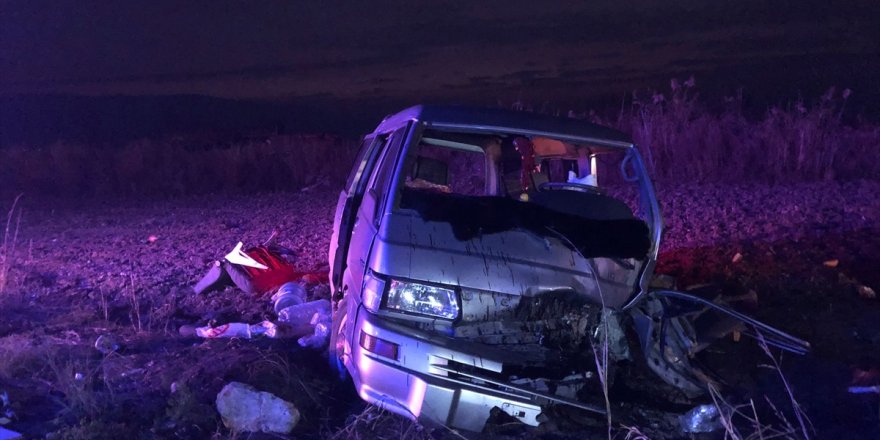 Aydın'da otomobilin panelvanla çarpışması sonucu 9 kişi yaralandı