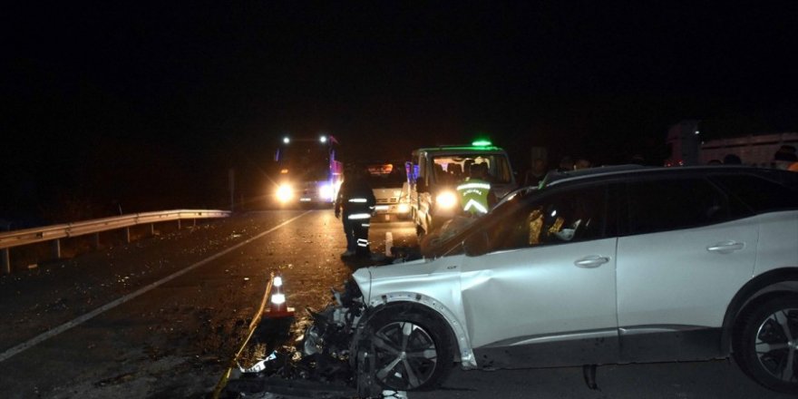 Üç aracın karıştığı trafik kazasında 1 kişi öldü, 4 kişi yaralandı