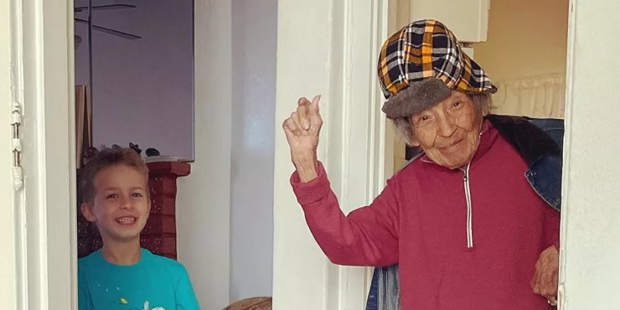 102 yaşındaki kadının torunuyla dansı sosyal medyada viral oldu