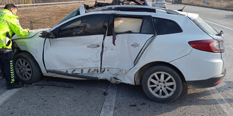 Afyonkarahisar'da tır ile otomobilin çarpıştığı kazada 4 kişi yaralandı