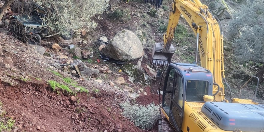 Muğla'da şarampole devrilen araçtan çıktıktan sonra üzerine kaya parçası düşen sürücü öldü
