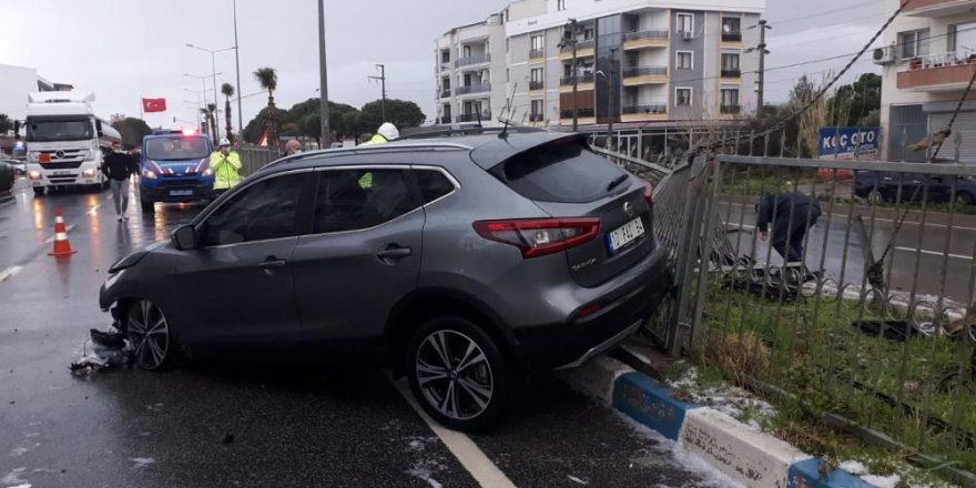 İzmir'de dolu yağışı yolları kayganlaştırdı, kazalar ardı ardına geldi