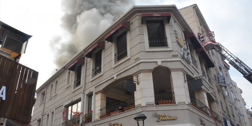 Manisa'da üç katlı binanın çatısında çıkan yangın söndürüldü