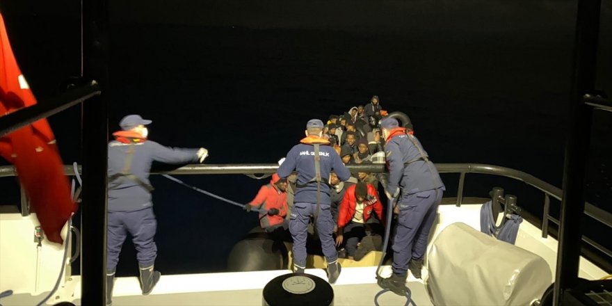 İzmir açıklarında 133 düzensiz göçmen kurtarıldı