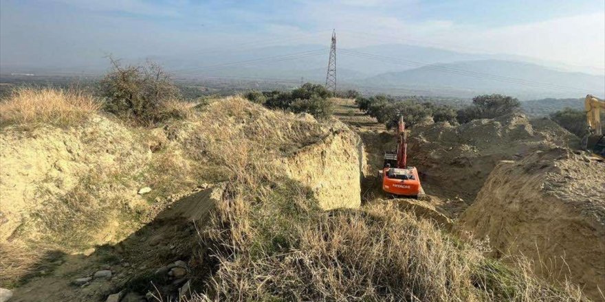 Aydın'da "oda mezar" çevresinde kepçeyle kaçak kazı yapan 4 zanlı yakalandı