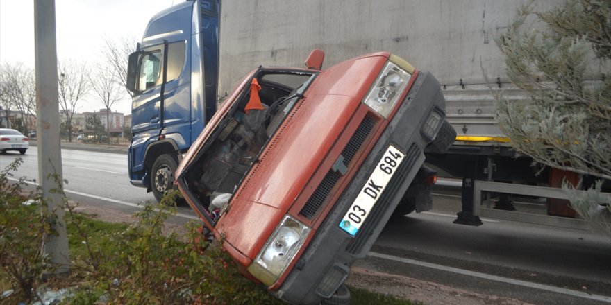 Afyonkarahisar'da tır ile otomobilin çarpıştığı kazada 3 kişi yaralandı