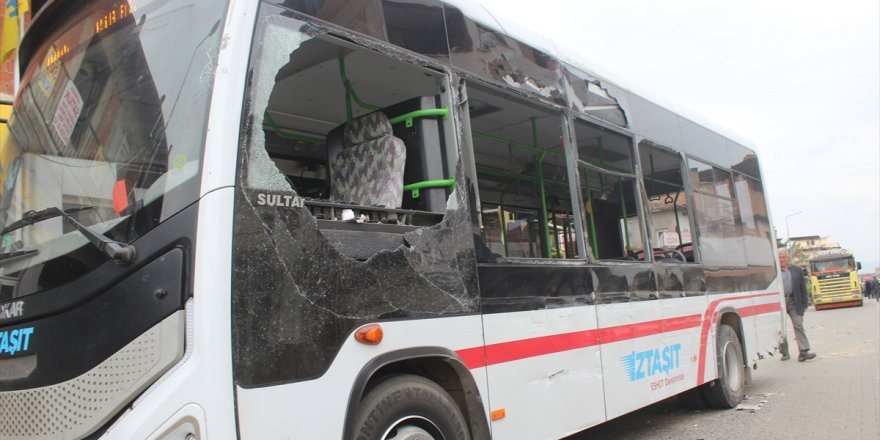 İzmir'de kamyonun otobüse ve park halindeki araçlara çarptığı kazada 9 kişi yaralandı