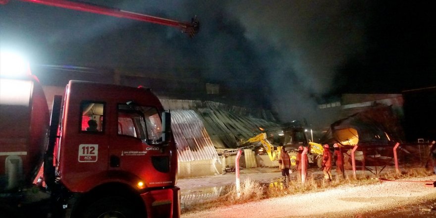 İzmir'de mobilya fabrikası yangında hasar gördü